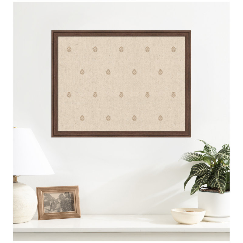 Babillard en tissu imprimé en lin avec imprimé de blocs botaniques beiges Kate et Laurel, Brown, 20” H x 26” W
