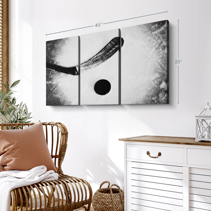 «Hockey monochrome» sur toile, H 28 po x l 45 po x P 1,25 po