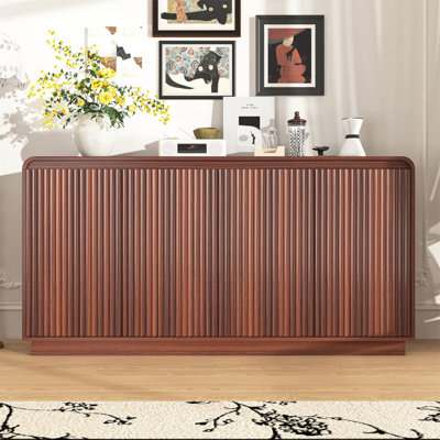 Meuble télé cannelé 4 portes en noyer avec prise de courant, centre de divertissement Wave sans poignée, armoire de rangement réglable à 3 niveaux en panneau de particules, console multimédia multifonctionnelle et buffet