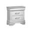 Armoire de chevet blanche de style contemporain avec deux tiroirs et embellissements en forme de losange pour la chambre à coucher