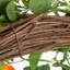 Couronne de fleurs orange vif de 24 pouces avec décoration florale luxuriante avec décorations d'eucalyptus et de fougères