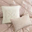 Édredon 7 pièces Blush King - ornement délicat, 2 taies décoratives, 3 coussins, 1 jupe de lit-124523708