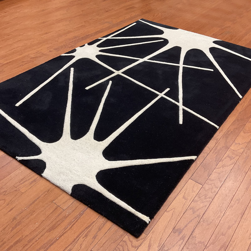 Tapis noir / blanc touffeté à la main