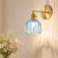 Applique murale en fer avec abat-jour en verre rose en forme de pétale-135437935