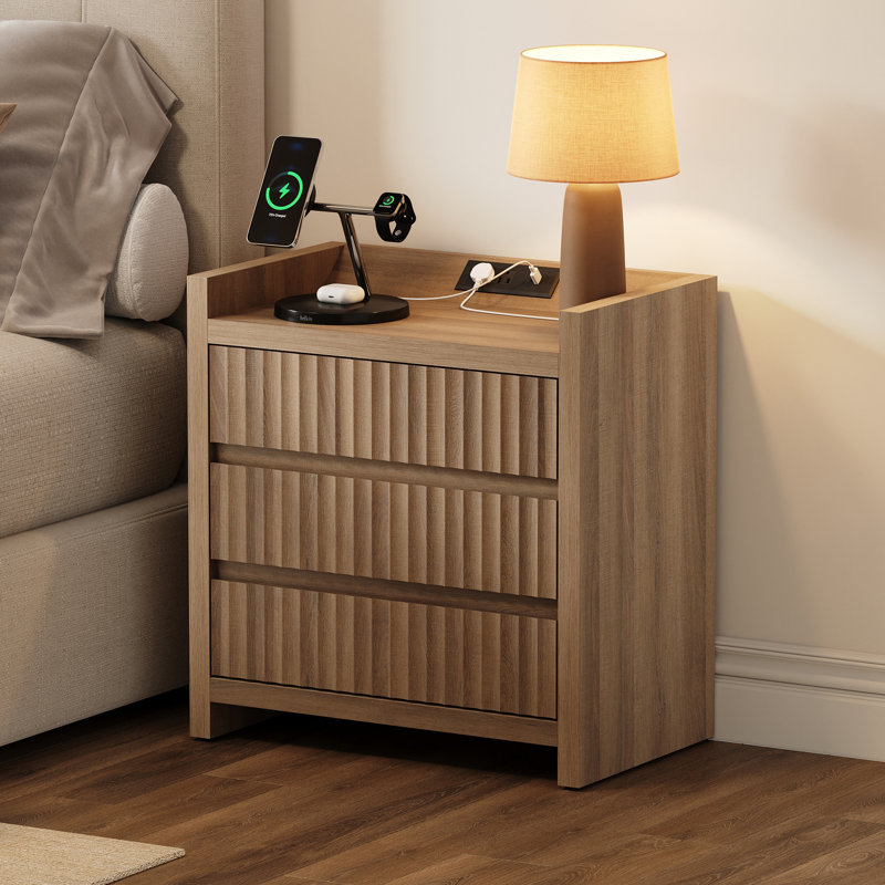 Table de chevet cannelée moderne à 3 tiroirs avec station de charge, table de chevet en bois avec port USB, petite table de bout avec rangement pour le salon