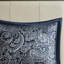 Couvre-lit bleu marine de 5 pièces. Design moderne. Bleu marine profond, bleu poudré. 259 cm (l) x 300 cm (l). 2 taies d'oreiller, 2 oreillers. Lavable à la machine. Motif cachemire. Argent. Taies d'oreiller décoratives.