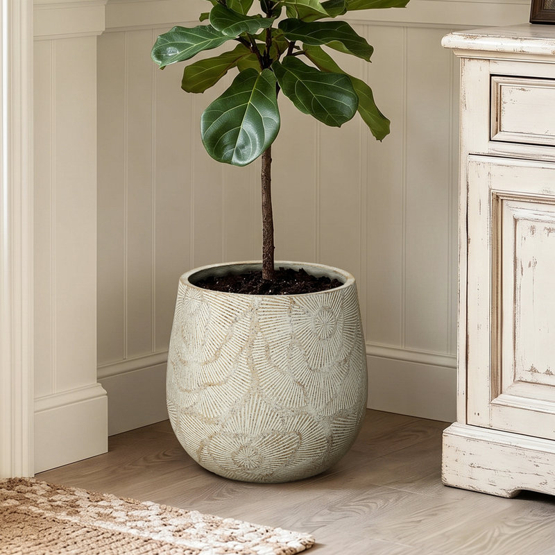 Pot de fleurs en ciment beige vieilli de 38,6 cm de haut, orné d'un motif géométrique en relief en forme de soleil, style rustique moderne avec trou de drainage.
