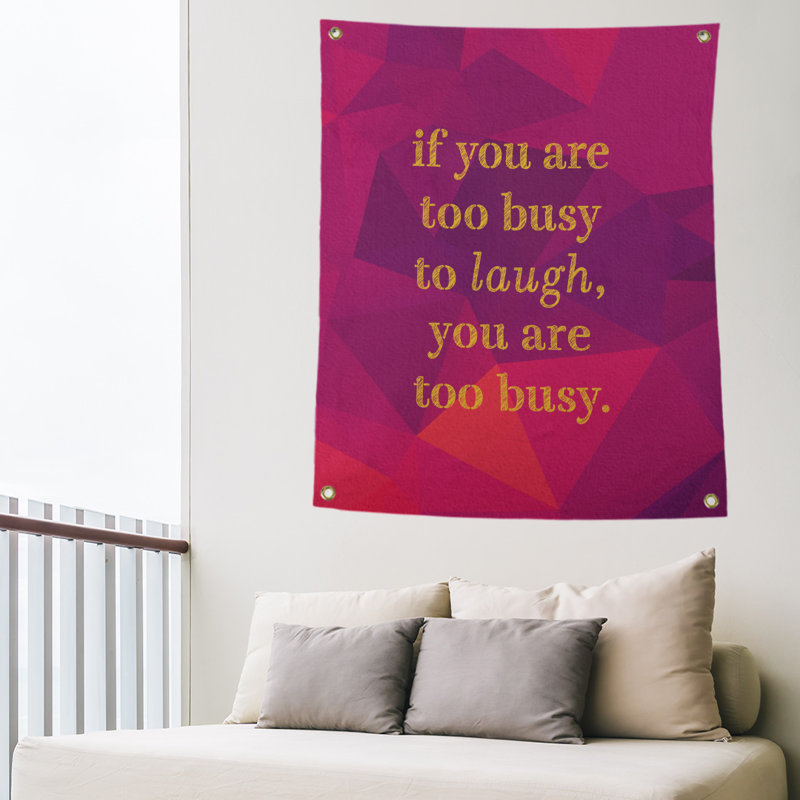Tapisserie de polyester en faux gemme, temps pour les citations de rires, H 36 po x l 26 po, Rubellite / or