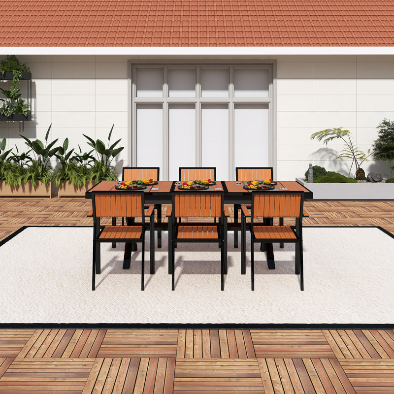 Ensemble repas d'extérieur comprenant six chaises et une table