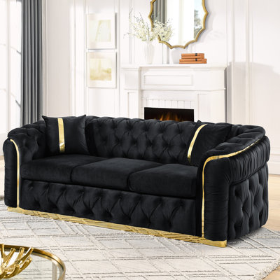 Canapé 3 places en velours noir de 230 cm (90,6 pouces) avec 2 coussins, capitonné et finis en acier inoxydable doré pour un salon luxueux.