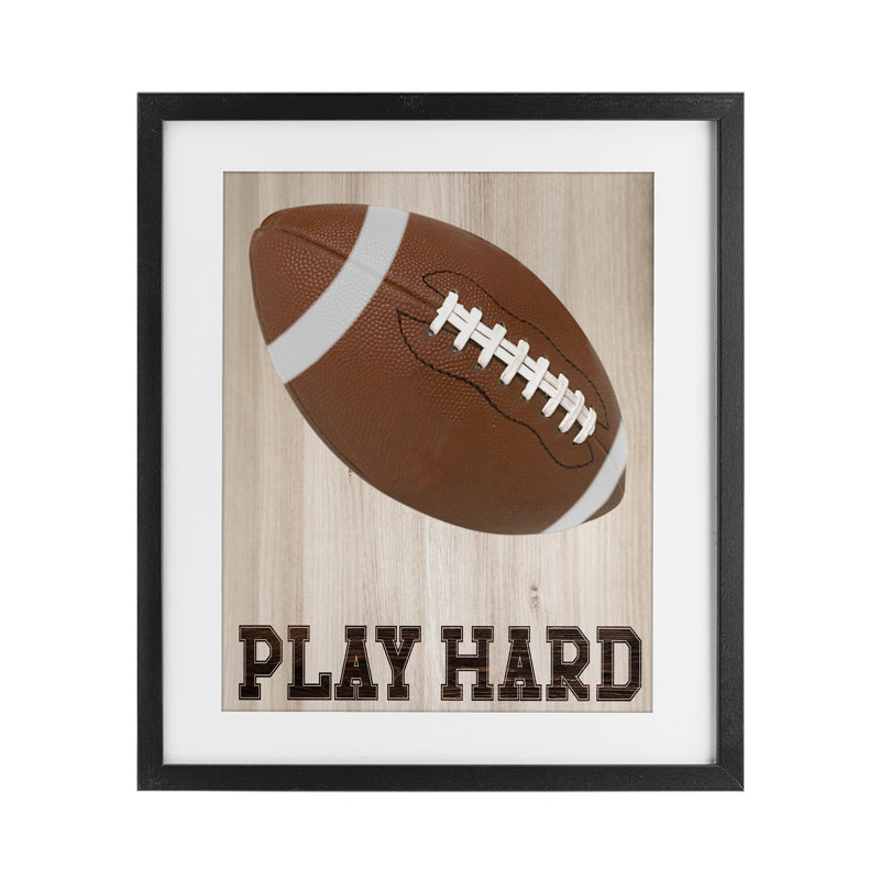 «Play Hard Football», reproduction encadrée sous verre, conception de Marcus Prime, Cadre noir minuit, H 16 po x l 13 po