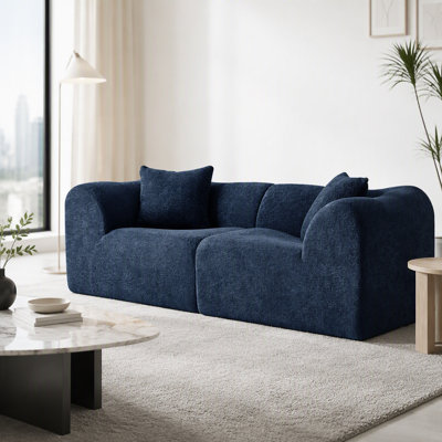 Moderne et peu encombrant, ce canapé en tissu de velours à 2 places avec coussins est idéal pour les petits espaces de vie et les bureaux.