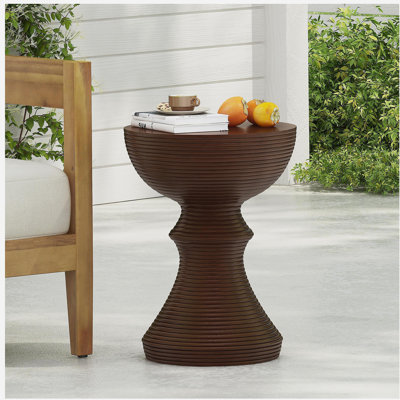 Table d'appoint d'extérieur en béton brun côtelé 16 po avec sablier résistant aux intempéries pour patio, jardin ou balcon