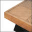 Table basse carrée moderne avec dessus et piètement en bois veiné, style ferme du milieu du siècle, idéale comme élément central de salon.