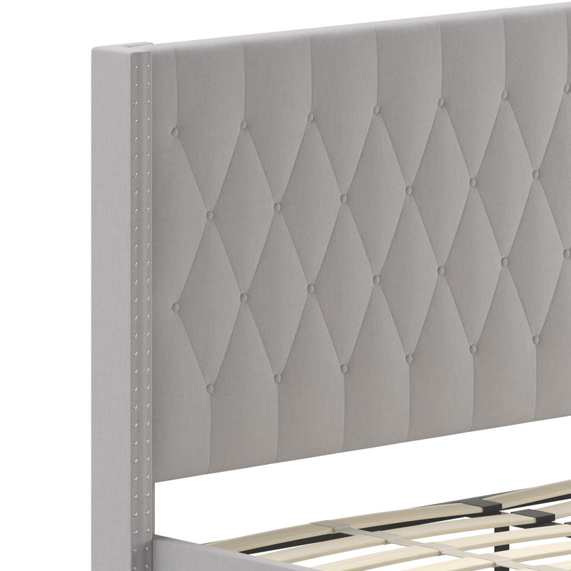 Lit plateforme tapissier capitonné avec côtés allongés à garniture cloutée Aluino, Gris clair, Reine
