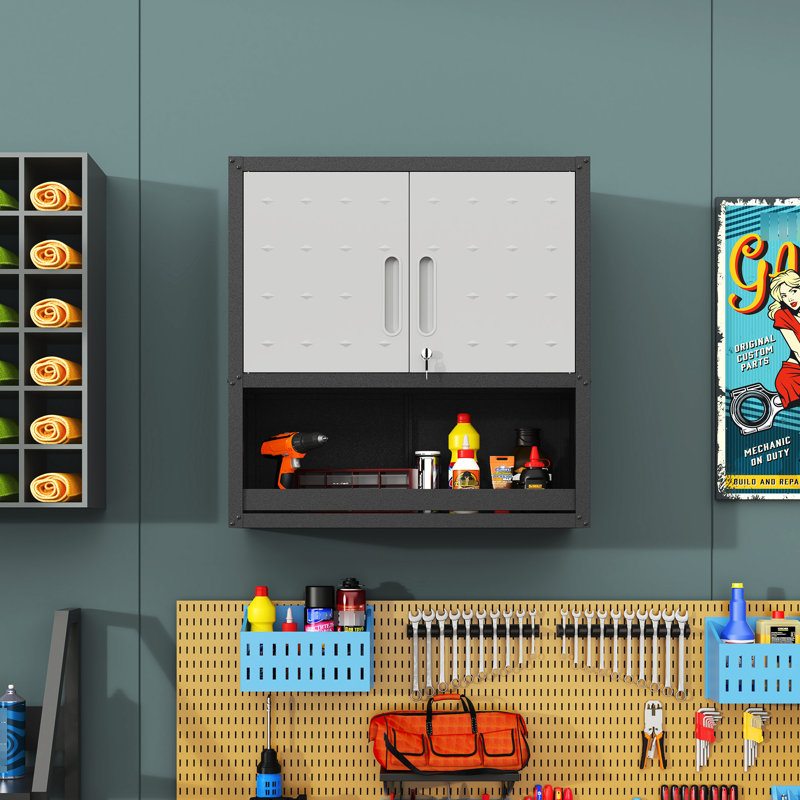 Armoire murale en métal avec tablette ouverte. Pour le garage, l'entrepôt, le bureau. Conception robuste et moderne pour les espaces organisés. Bureau avec porte verrouillable