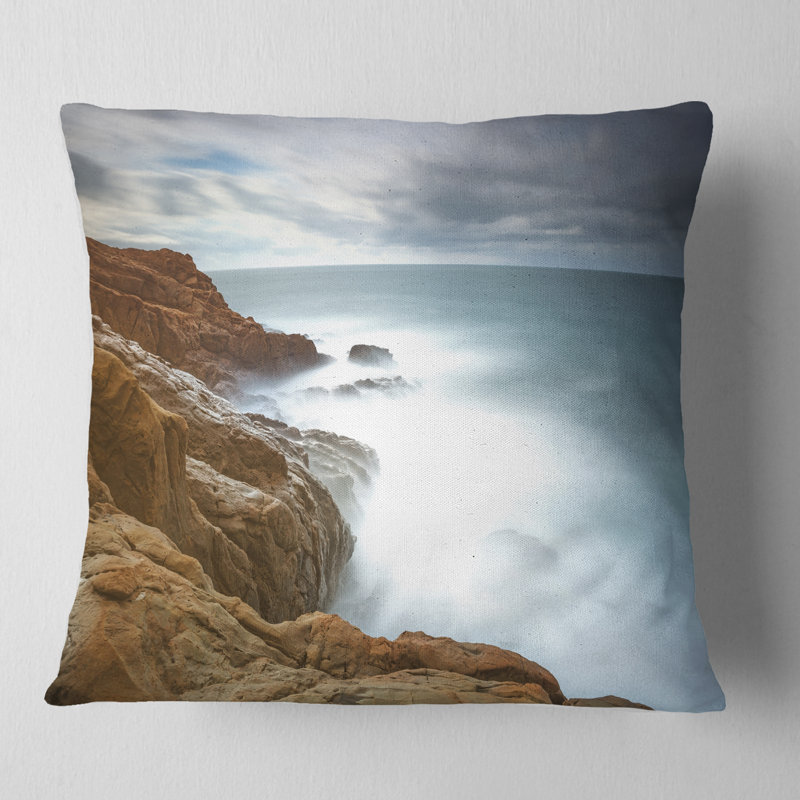Coussin imprimé roches et vagues rouge foncé - Sea & Shore, 16 po x 1 po, Coussin décoratif