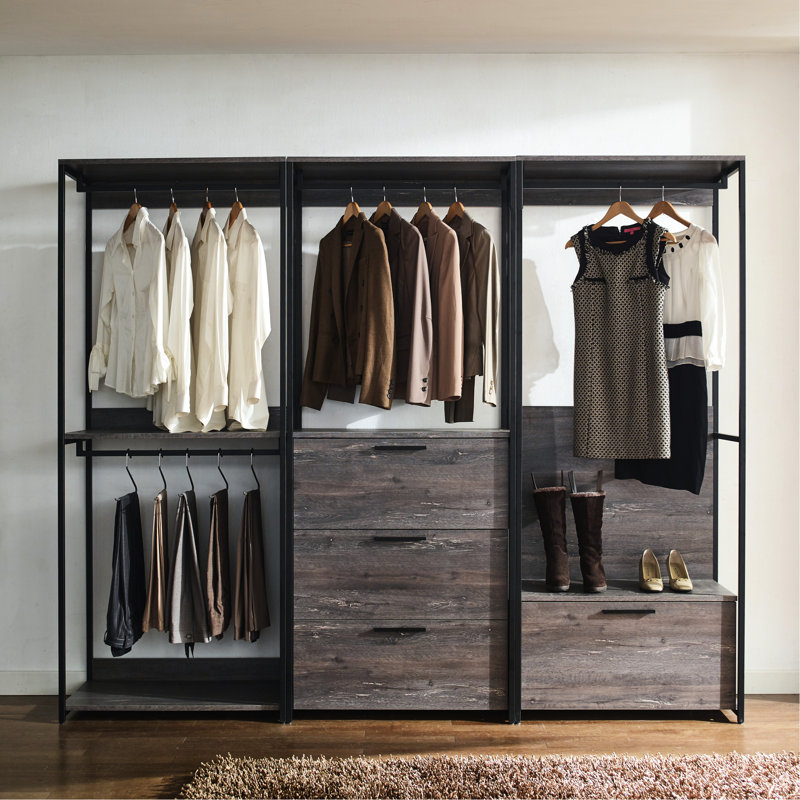 Heat Walk-In Closet: And Spacious Closet With Extra Deep Shelves For Efficient Organization