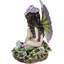 Hanya fantaisiste assise mauve violette assise sur un lit de jardin Pansy