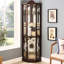 Armoire lumineuse spacieuse avec tablettes triangulaires, motif floral arqué et design américain pour la décoration de couronne en verre cerisier pour le rangement du vin