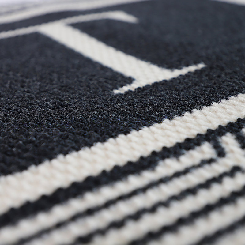 Tapis d'intérieur / extérieur antidérapant Neighburly, L 21,75 po x L 34 po, Noir / blanc, Oui