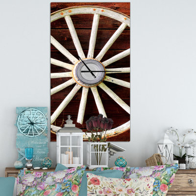 Horloge murale de roue de chariot de campagne sur bois