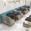 Banquettes grises modernes et simples au restaurant