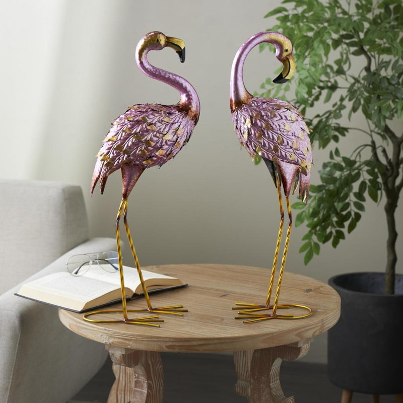 Statue de jardin rose en métal avec des plumes dimensionnelles et des accents dorés