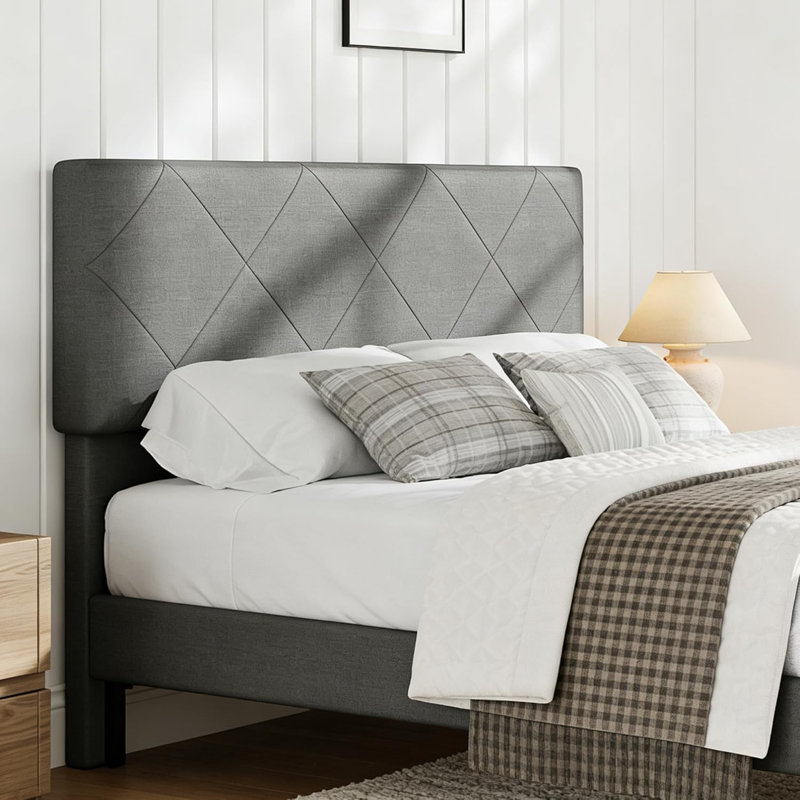 Structure de lit plateforme très grand avec tête de lit tapissier, tissu gris foncé, support en lattes de bois, chambre à coucher, style moderne