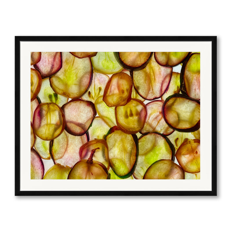 Grape Slices par Harold Davis - photographie, Papier avec cadre noir, H 25,25 po x l 31,25 po