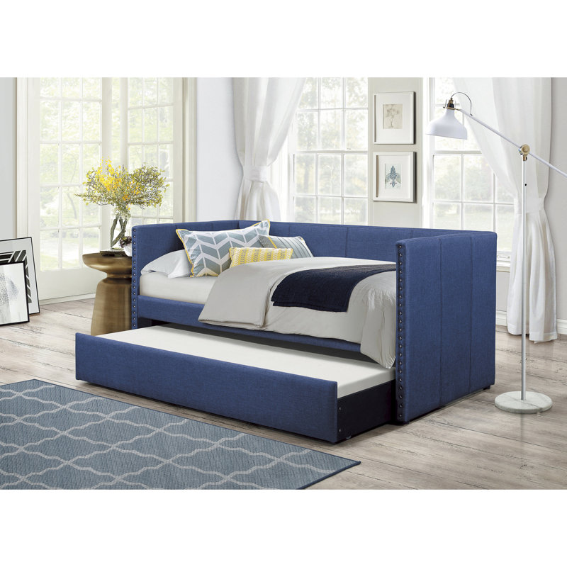 Lit de jour recouvert de tissu bleu avec cadre en bois et lit gigogne pour la chambre à coucher, finitions cloutées.