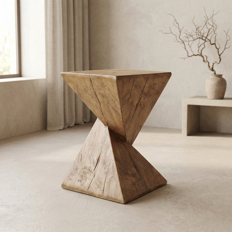 Table d'appoint moderne modèle TESS. Une table de bout élégante compatible avec les salons, les chambres à coucher ou les bureaux. Mobilier polyvalent de couleur naturelle.