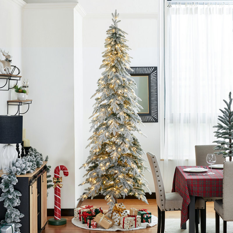 Arbre de Noël épinette réaliste floqué / givré avec lumières DEL Hersi, 9 pi