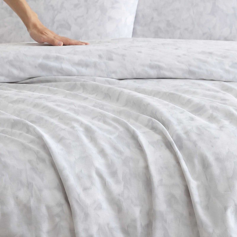 Vera Wang Nebulous Flower Cotton Reversible Grey Comforter Set, Queen Comforter + 2 Standard Shams