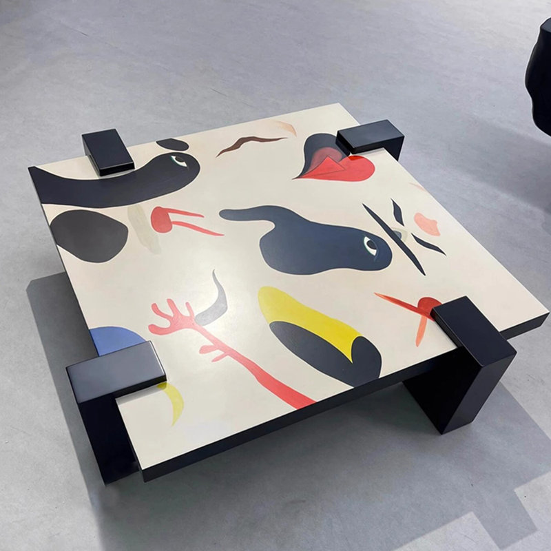 Table basse style graffiti de style médiéval, H 14 po x L 31,5 po x l 31,5 po