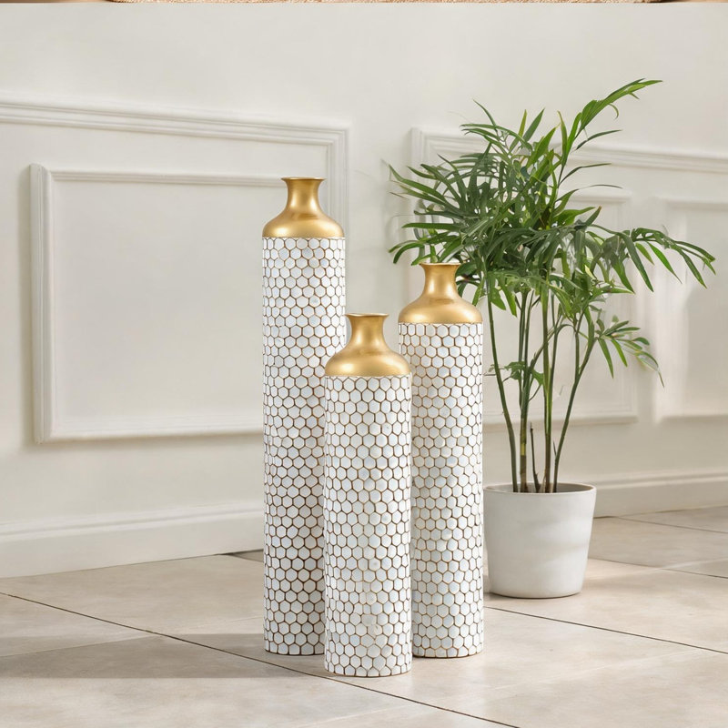 Vases et pots à cadre en métal avec 24,4 pouces de hauteur et décorations dorées, salon, doré et blanc
