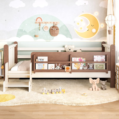 Lit plateforme simple beige avec bibliothèques de rangement et garde-corps pour escalier