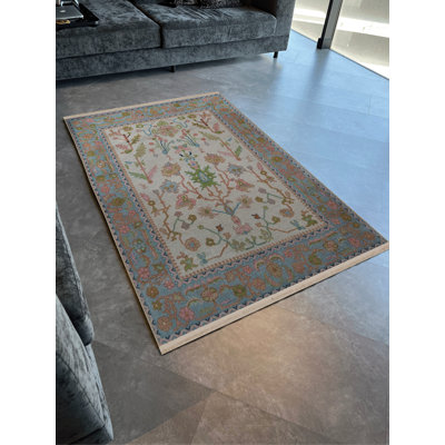 Tapis décoratif beige à motif floral frangé à motif floral
