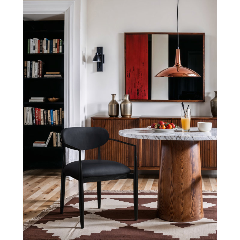 Chaise rembourrée en cuir Eligah, Cuir végétalien noir, Noir teint / noir thermolaqué