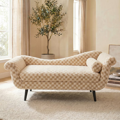 Tissu classique à motif de losanges jumelé à d'élégants accoudoirs à volutes, offrant confort et style intemporel