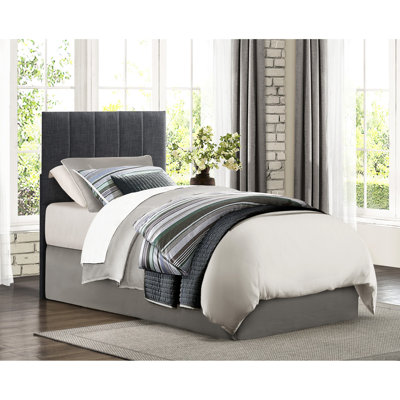 Tête de lit simple rembourrée en tissu gris, rainure verticale rembourrée pour une chambre à coucher élégante avec tête de lit en bois d'ingénierie et noyau