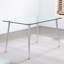 Table de salle à manger moderne et minimaliste moderne en verre avec 4 chaises à carreaux à haut dossier, durable et élégante pour toute maison.