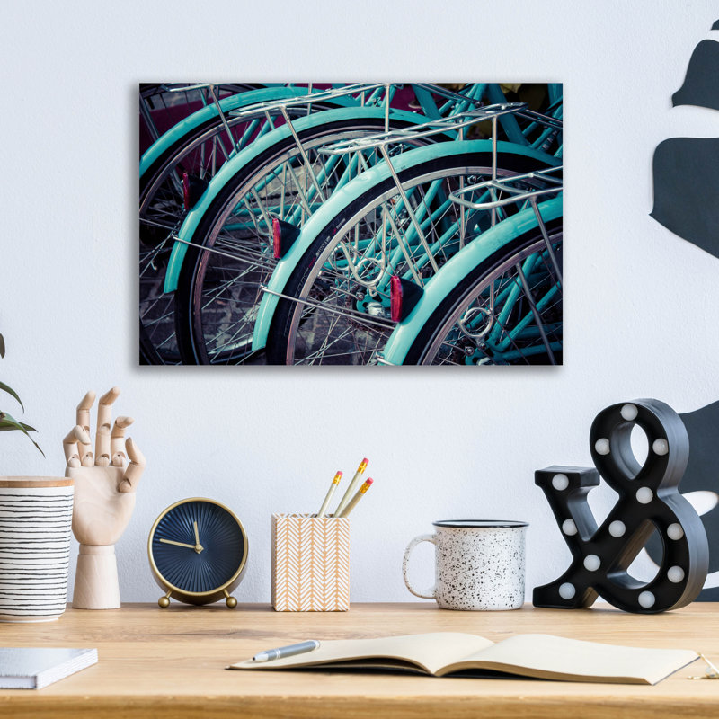 «Bicycle Line Up 2» par Jessica Reiss, art mural en verre acrylique, H 12 po x l 16 po x P 0,13 po