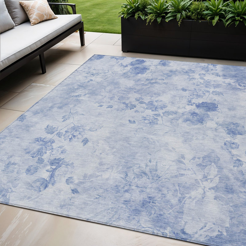 Tapis intérieur / extérieur lavable floral bleu ciel et bleu denim HomeRoots 5 pi x 8 pi