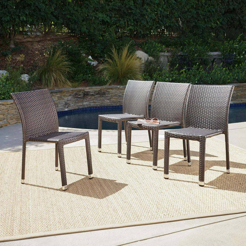 Chaises sans accoudoirs durables en aluminium et en rotin, résistantes aux intempéries et idéales pour les repas en plein air et les réceptions.