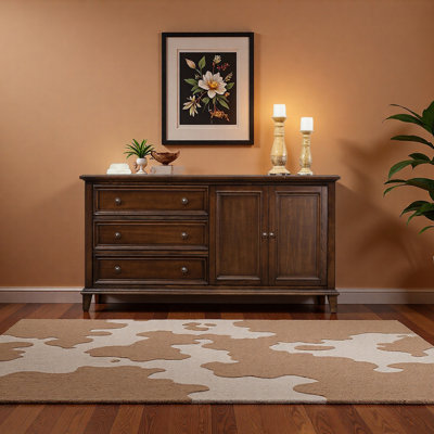 Grande armoire de rangement dans le salon