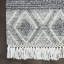 Tapis gris et ivoire tissé à la main 5 pi x 8 pi avec franges-73532488