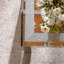 Table basse argentée avec bordure éblouissante en cristal concassé, plateau en verre transparent, finition miroir pour les salons glamour