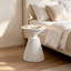 Table d'appoint MGO en marbre blanc rétro moucheté, table de bout à piédestal sans assemblage avec base texturée verticale, table d'appoint résistante aux intempéries pour le salon intérieur, extérieur, patio, balcon, bureau à domicile
