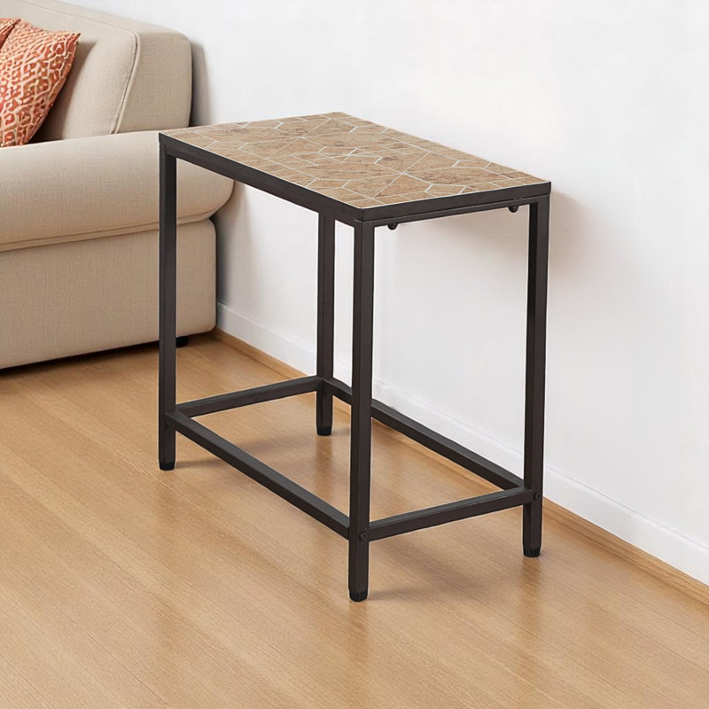 Abrea L'extrémité latérale d'une table d'appoint